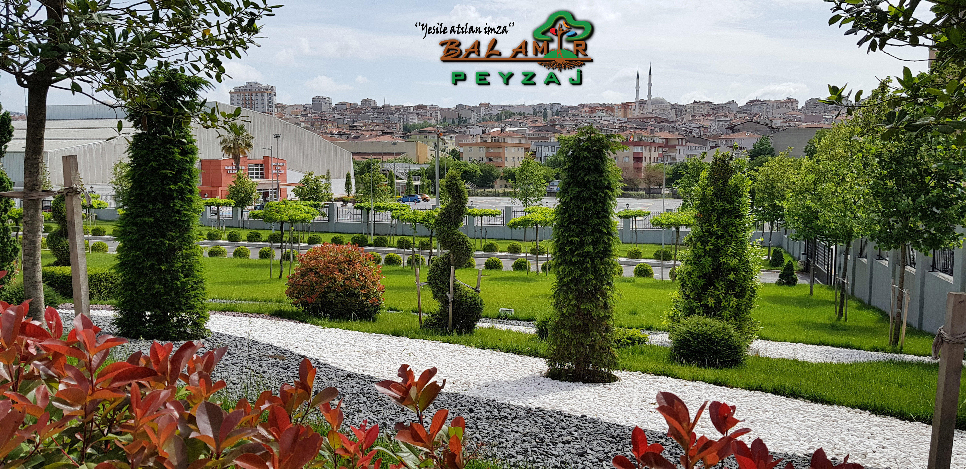 Bahçelievler Kongre Merkezi bahçesinde yürüyüş yolları, biçimlendirilmiş ağaçlar ve çiçekli peyzaj uygulaması