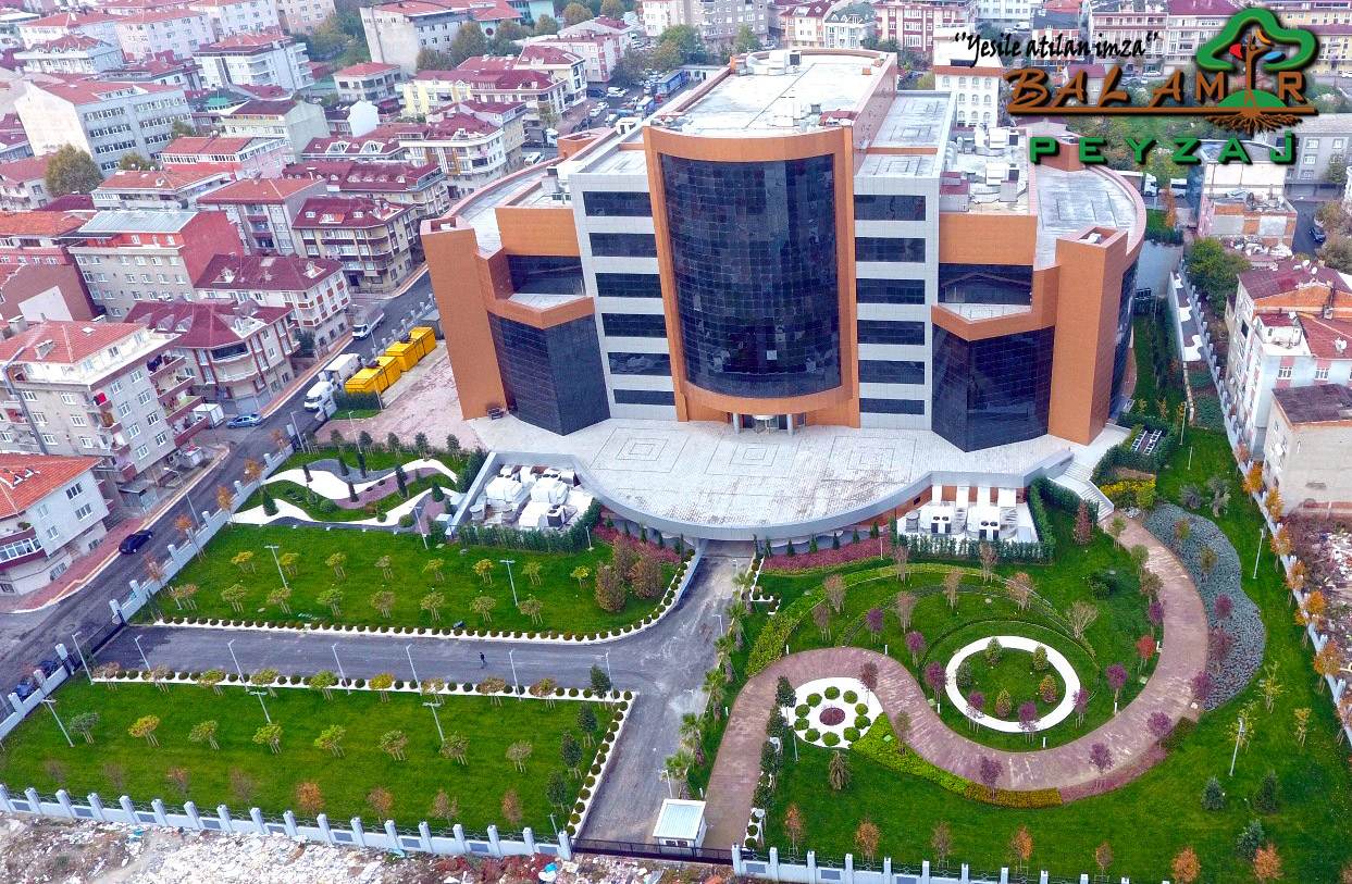 Bahçelievler Kongre Merkezi ve çevresindeki tamamlanmış peyzajın havadan görünüşü
